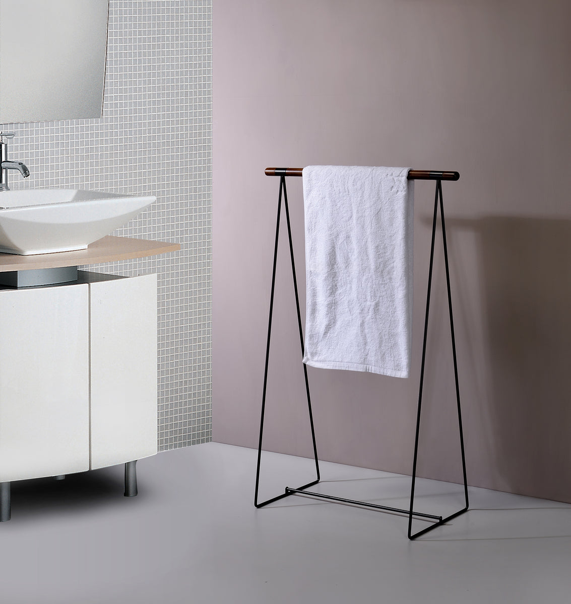 Trapani Aluminum Towel Stand